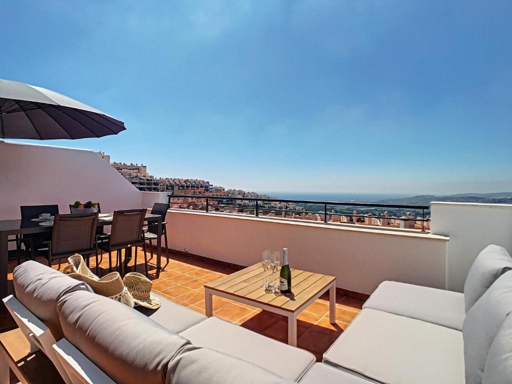 卡萨雷斯2268-Penthouse with terrace seaview的客厅配有沙发,阳台上配有桌子