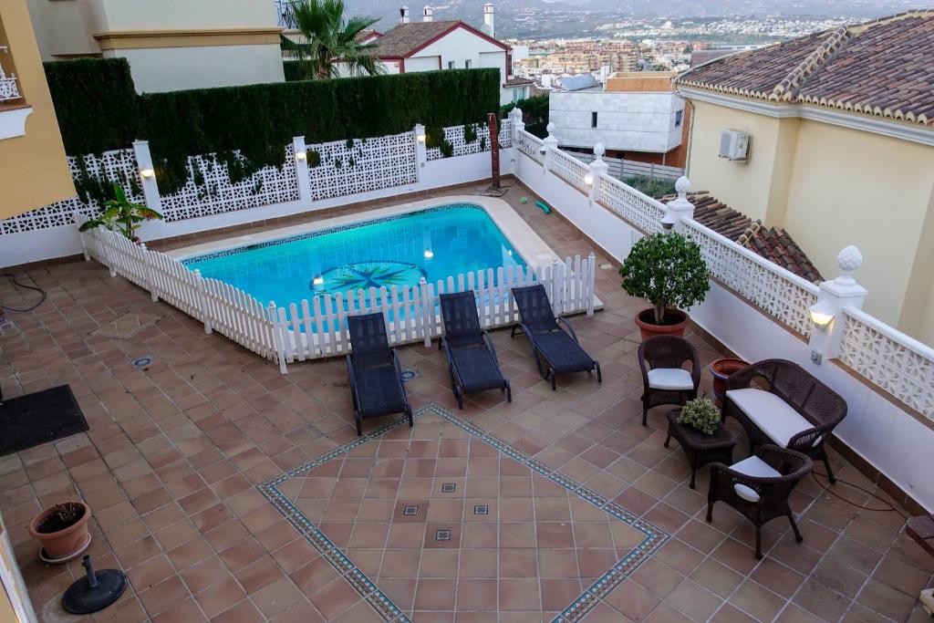 托雷德尔马尔Villa Borja的阳台享有游泳池的顶部景致
