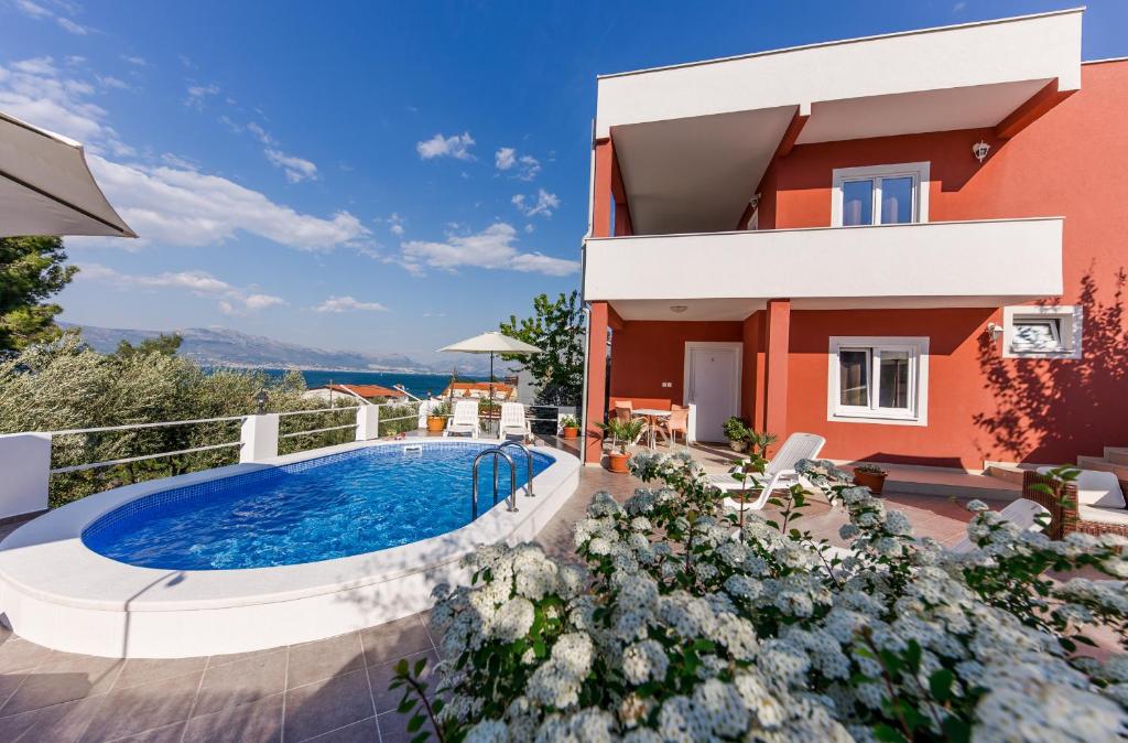 特罗吉尔Holiday Villa Nostra的一座带游泳池和房子的别墅