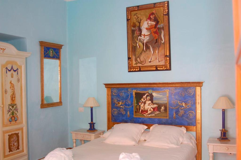 亚伊萨雅伊萨拉卡索纳酒店的一间卧室配有一张壁画床