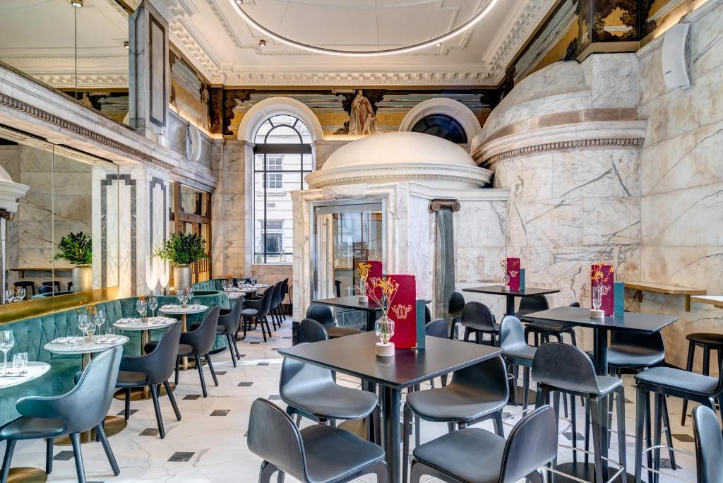 伦敦阿佩克斯顶点寺苑酒店的大楼内带桌椅的餐厅