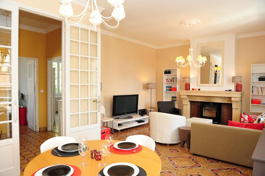 阿维尼翁莱斯霍滕西亚公寓酒店的客厅配有桌子、沙发和电视