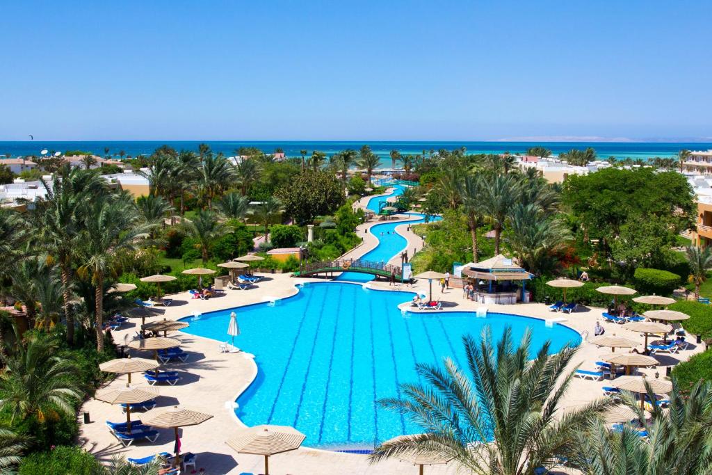 赫尔格达Golden Beach Resort的享有度假村游泳池的空中景致