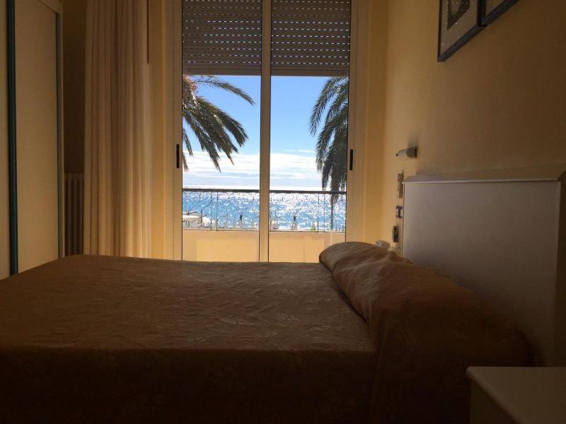 阿尔本加索尔马尔酒店的一间卧室设有一张床和一个大窗户