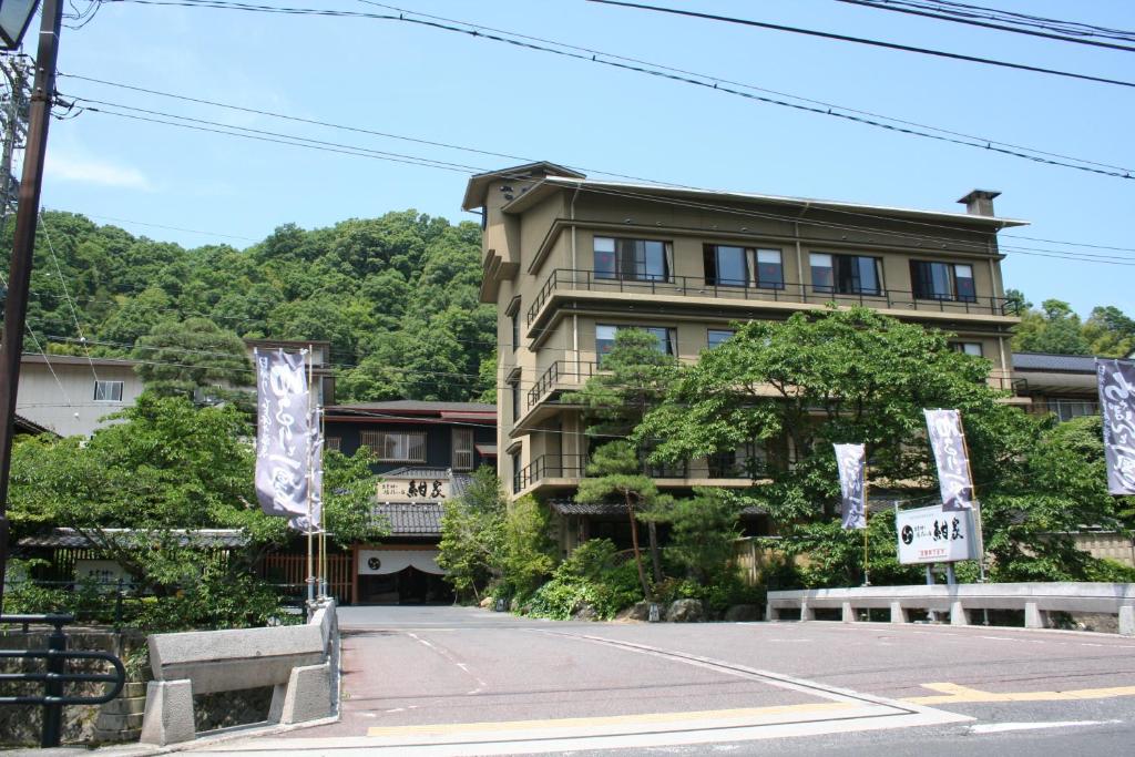 松江市科尼亚酒店的街道上一座建筑,前面有标志