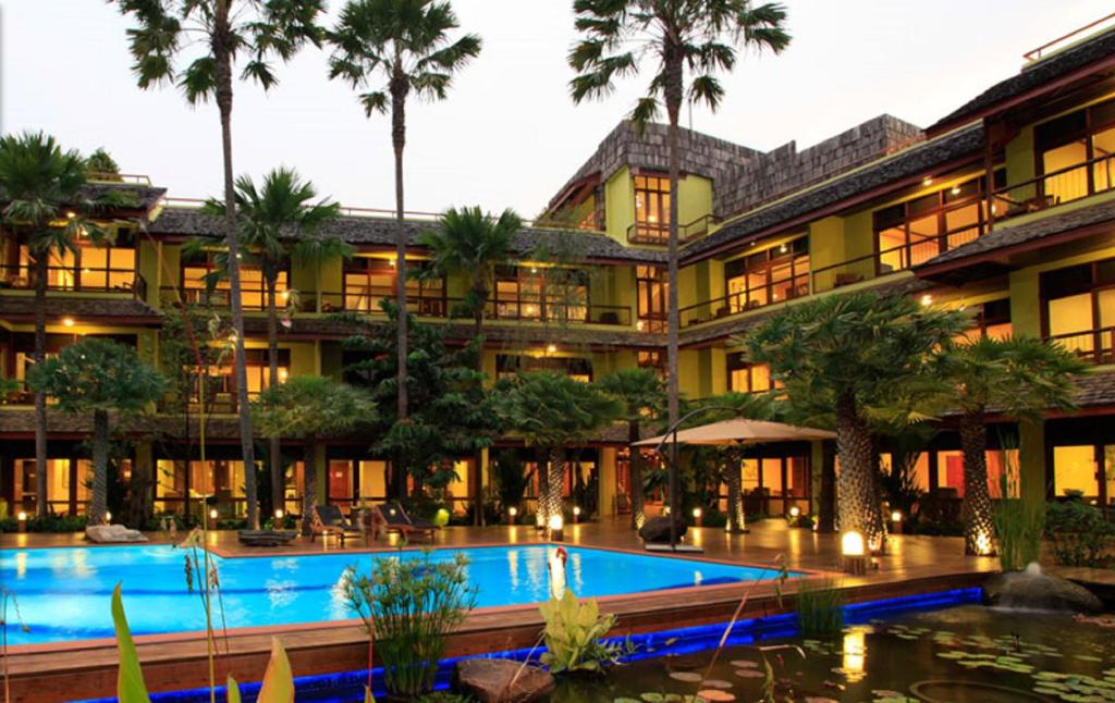 清迈VC@斯万巴克精品酒店及服务式公寓的享有带游泳池的度假村外部景致