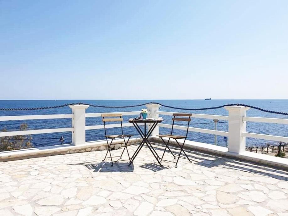 巴勒瑟Casa Viky的俯瞰大海的庭院内的桌椅