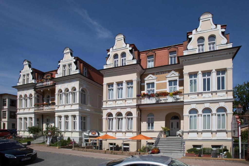 塞巴特阿尔贝克奥古斯特维多利亚别墅酒店的前面有停车位的建筑