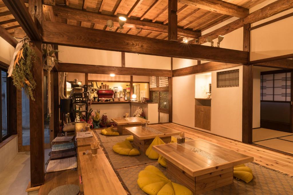 岸和田市猿とモルターレ的大房间设有木桌和厨房