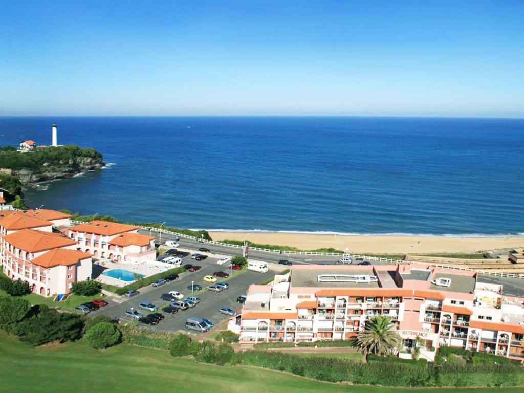 安格雷滨海高尔夫公寓式酒店的海洋旁度假胜地的空中景致