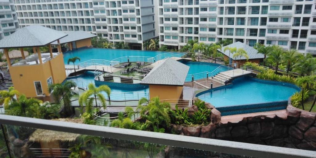 乔木提恩海滩Maldives Laguna Beach Resort 3的享有度假胜地的空中景致,设有2个游泳池