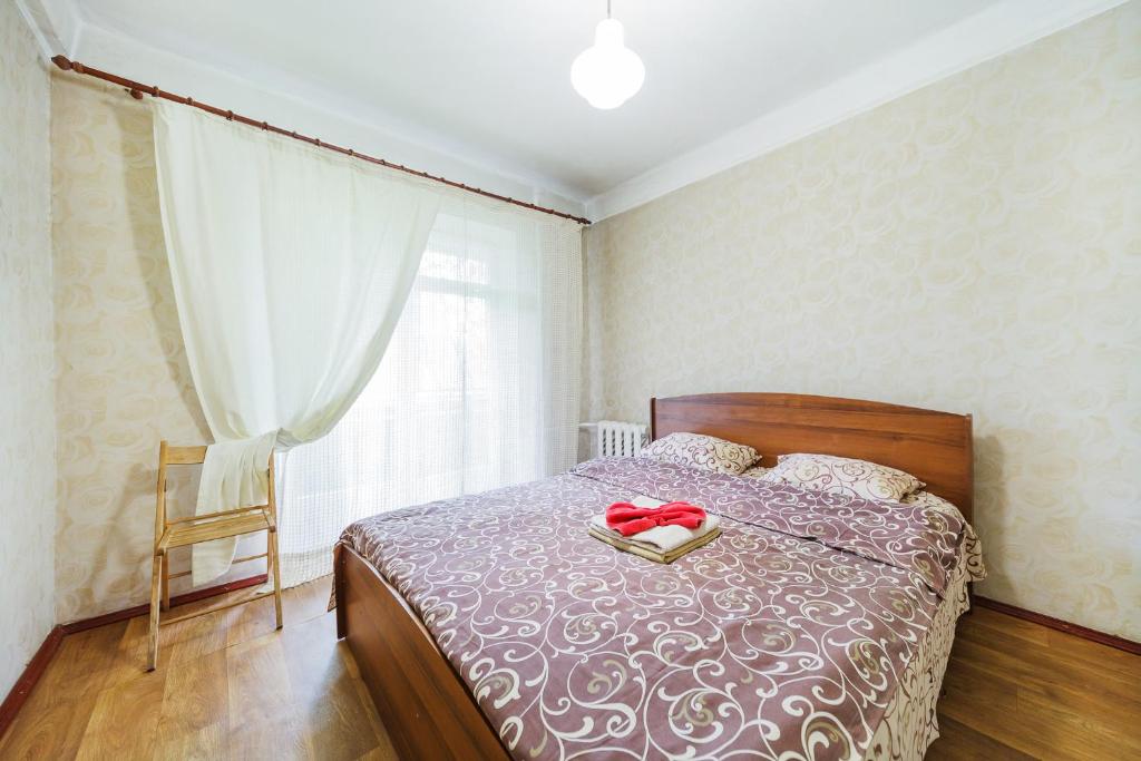 基辅Квартира эконом-класса возле метро Левобережная的一间卧室配有一张红色带子的床