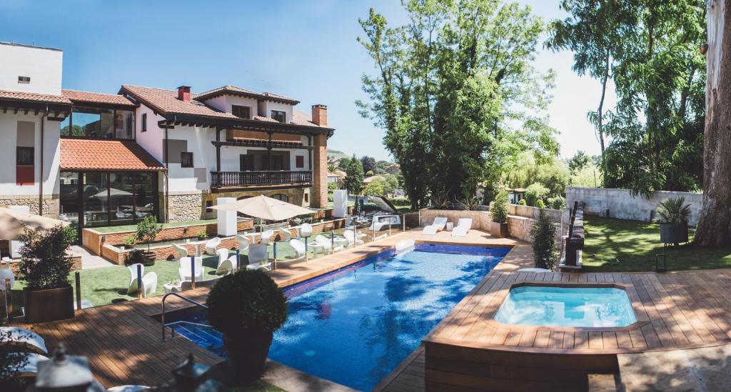 桑提亚纳德玛Hotel Cuevas - Adults Only的房屋后院的游泳池