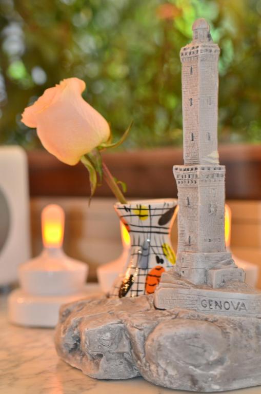 拉帕洛米洛酒店的玩具灯塔坐在桌子上,花朵