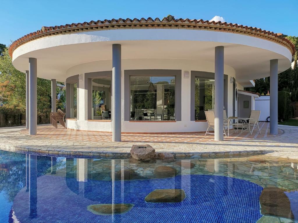科尔多瓦Casa Orilla el Lago的一座带游泳池和房子的别墅