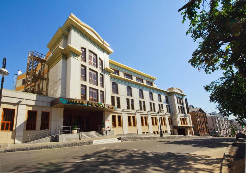 喀山哈雅尔酒店的街道边的大建筑