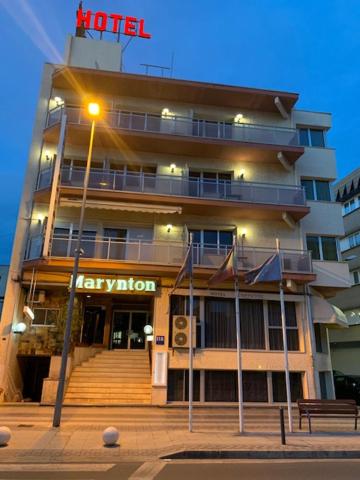 贝尼卡洛Hotel Iberflat Marynton的一座酒店大楼,上面有标志