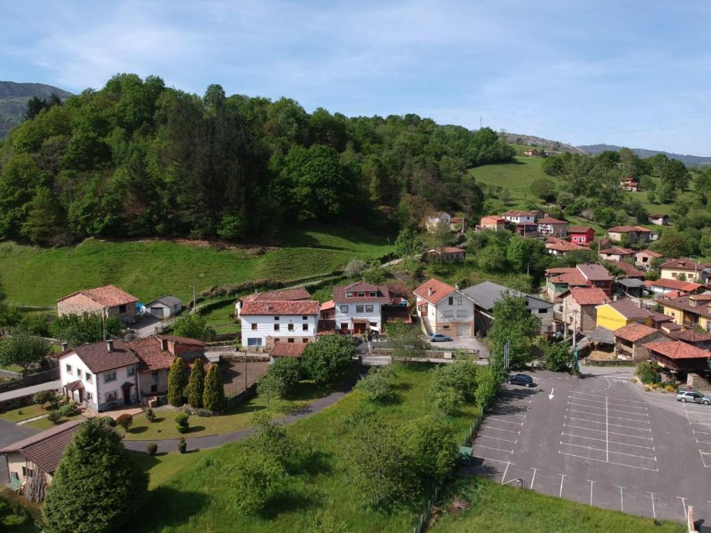 英垂阿格Apartamentos El Bosquexu的享有山脉小村庄的空中景致