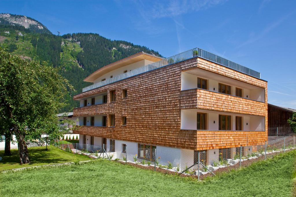 迈尔霍芬迈尔霍芬公寓山旅馆的山地中的一块大砖砌建筑