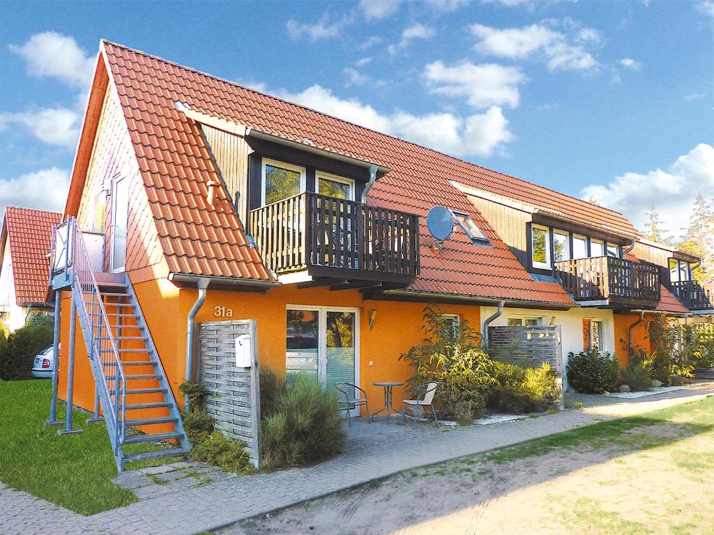 普雷罗Ferienwohnung mit Terrasse/Balkon - D 066.030-34的一座带橙色屋顶和楼梯的房屋