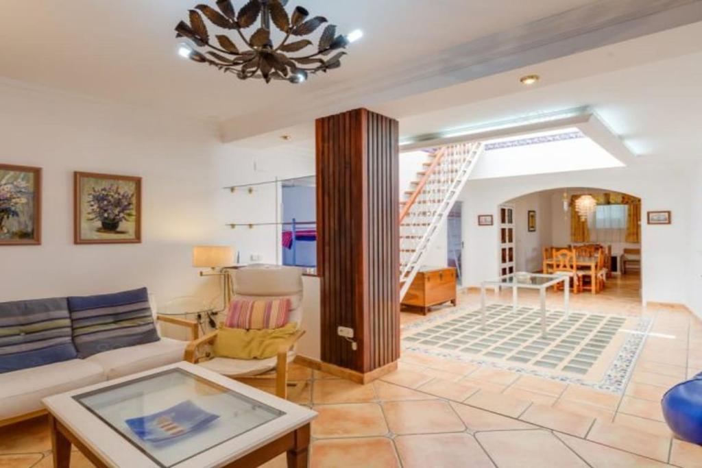 加苏莱斯堡Casa GaLuz, entre la Sierra y el Mar的客厅配有沙发和桌子
