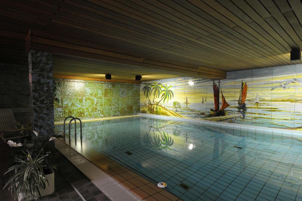 汉诺威瓦德西酒店的大楼内的大型游泳池