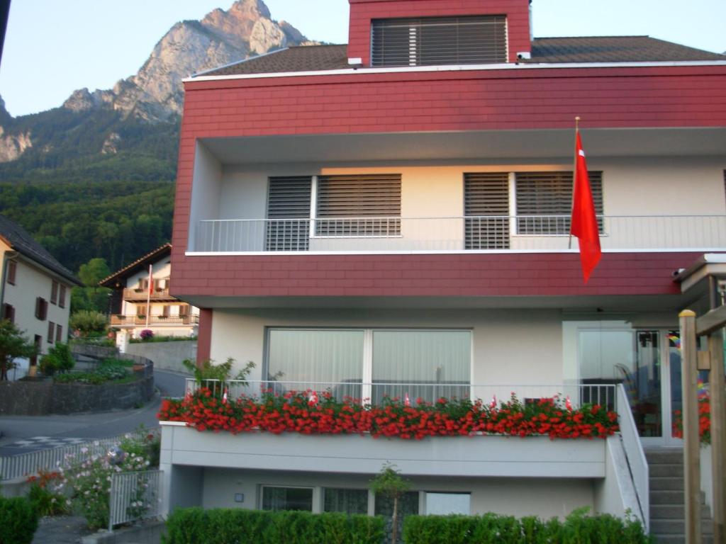 施维茨麦恩公寓的鲜花阳台上带有红旗的建筑