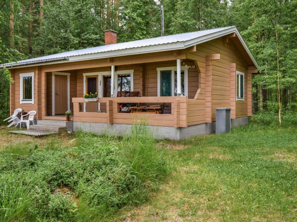 Oravi科乌兰塔度假屋的树林中的一个小小屋,设有甲板