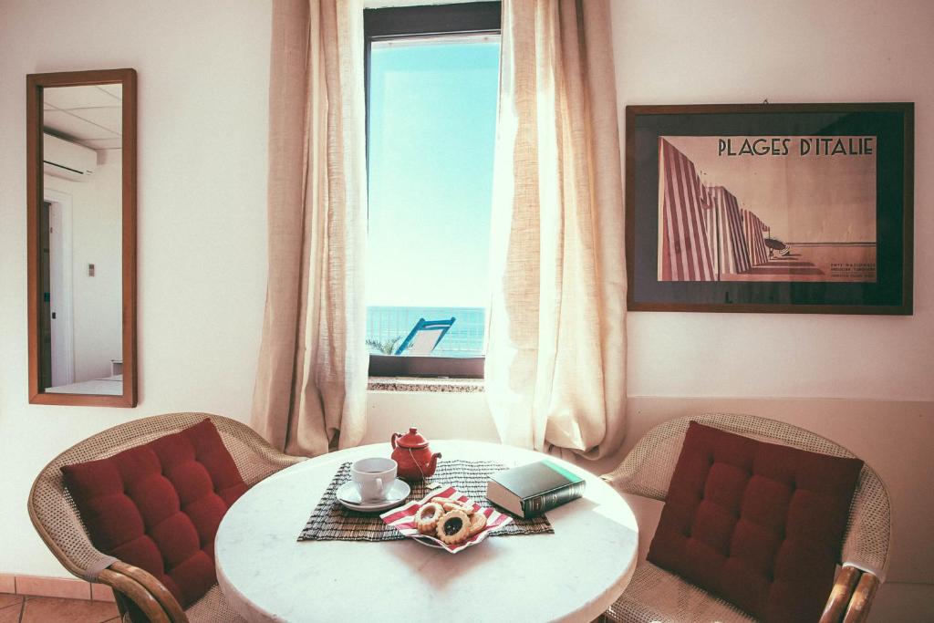 丽都迪奥斯蒂亚西尼塔酒店的客房设有桌椅和窗户。