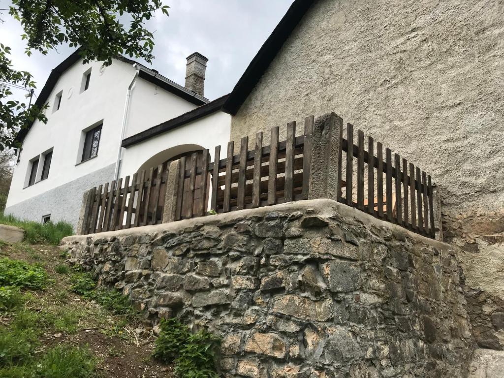温佩尔克Statek u Potoka的房屋前石墙上的围栏