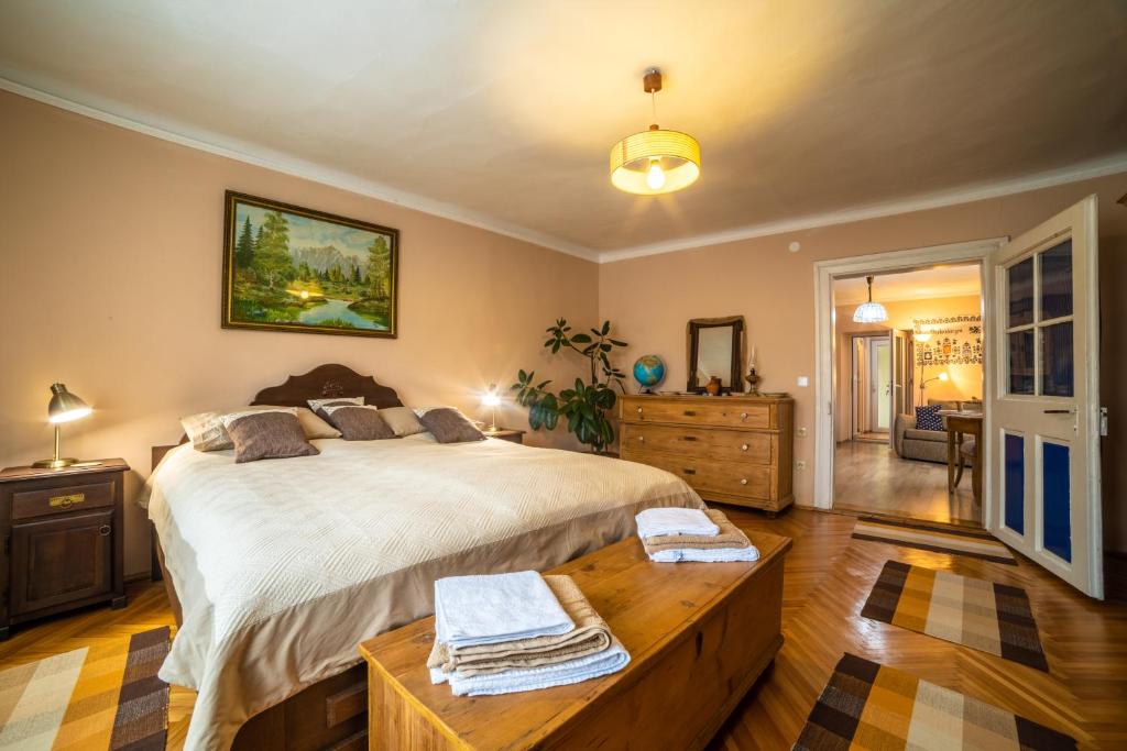 锡吉什瓦拉CASA SPERANTEI的一间卧室配有一张床和一张桌子,上面配有毛巾