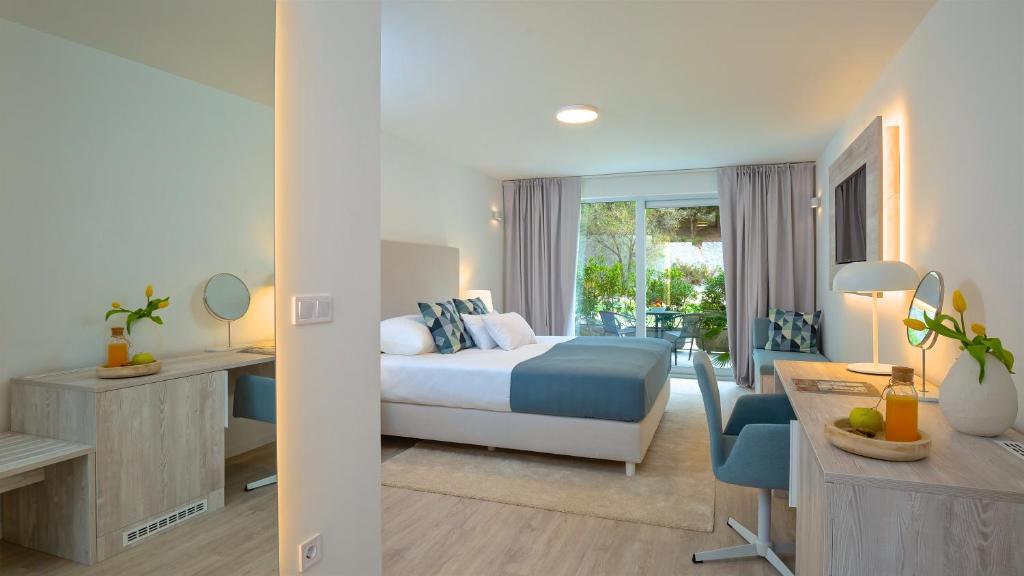 斯克拉丁Scardona Park Luxury Accommodation的一间酒店客房,一间设有一张床和一张书桌
