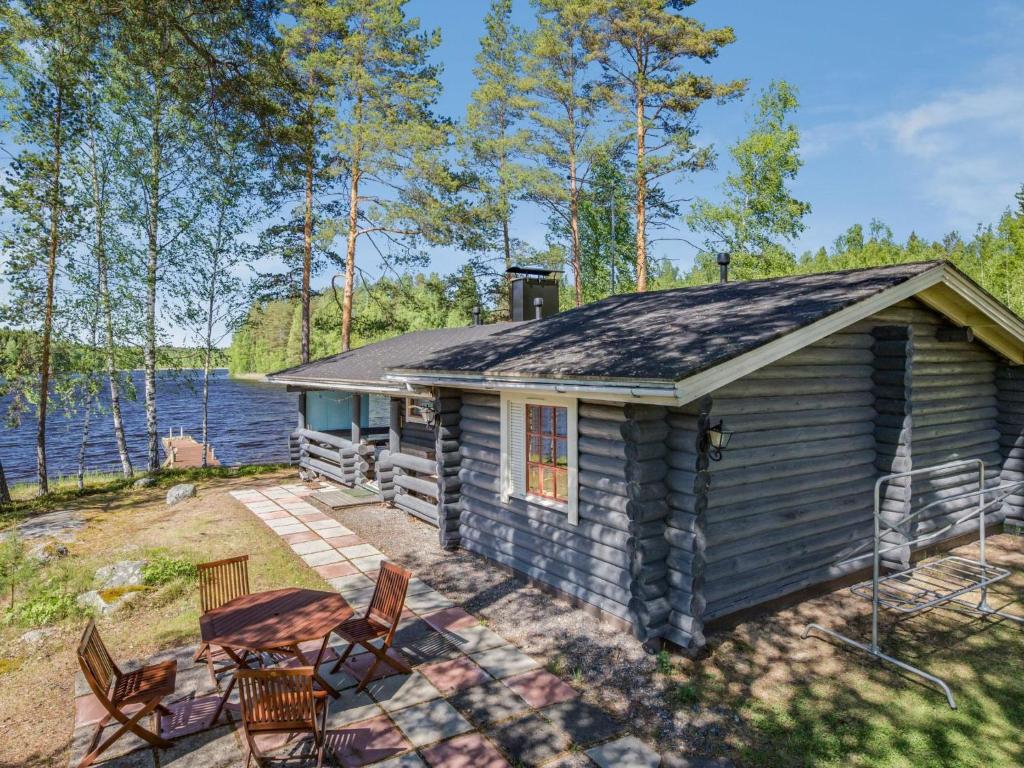 AnttolaHoliday Home Aurinkoniemi by Interhome的水边小屋 - 带椅子和天井