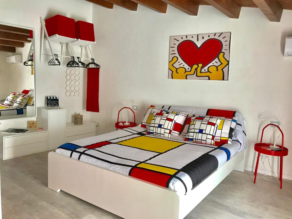 拉古萨LaVallata87的卧室配有一张床,墙上有红色的心
