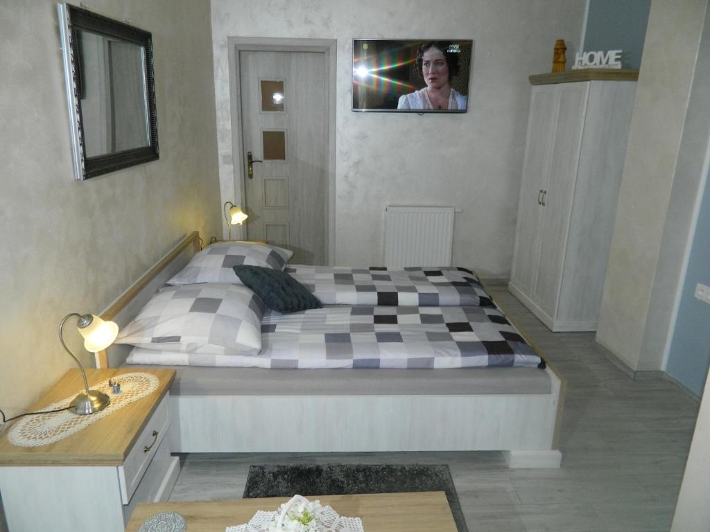 希维拉杜夫-兹德鲁伊Pokój gościnny ROYAL的一间卧室设有一张大床,铺有 ⁇ 格地板