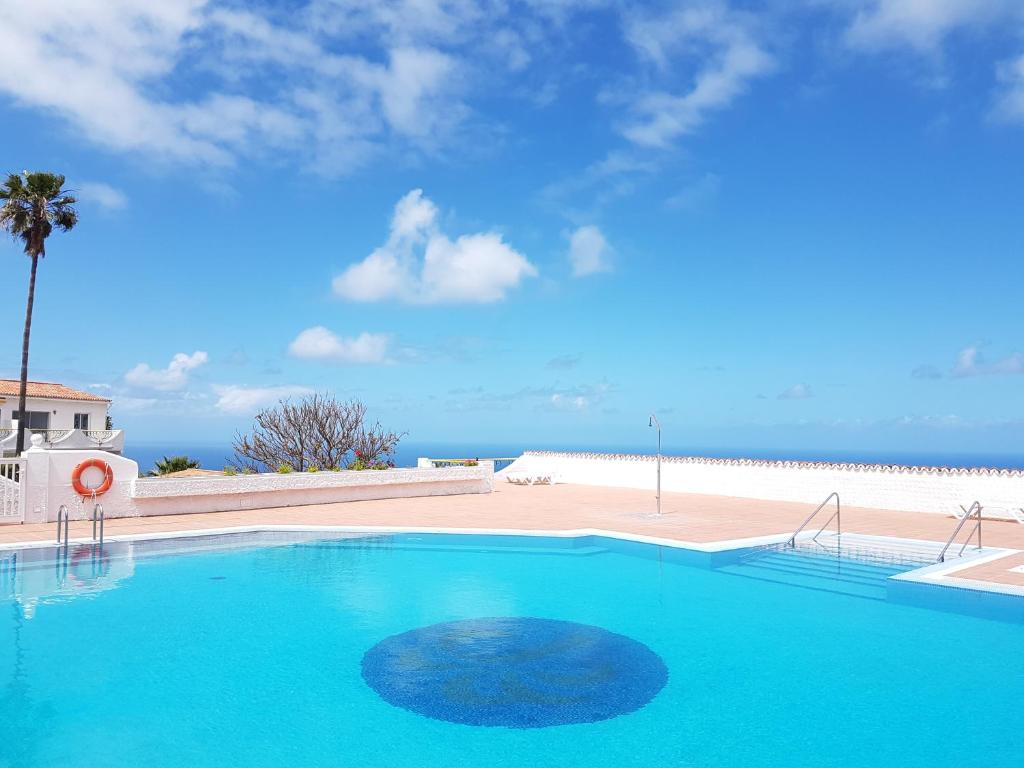 塔科龙特Cosy Well Located Apartment with swimming pool Tenerife的大型海景游泳池