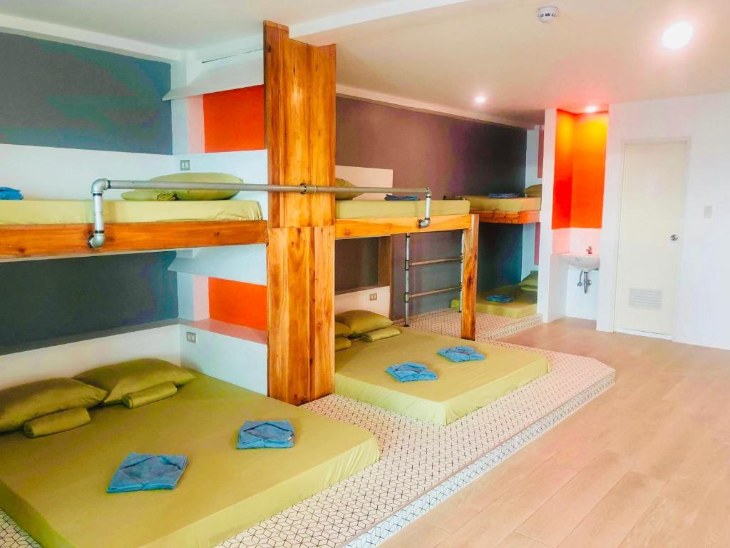 圣胡安The Escape San Juan的一间客房内配有两张双层床的房间