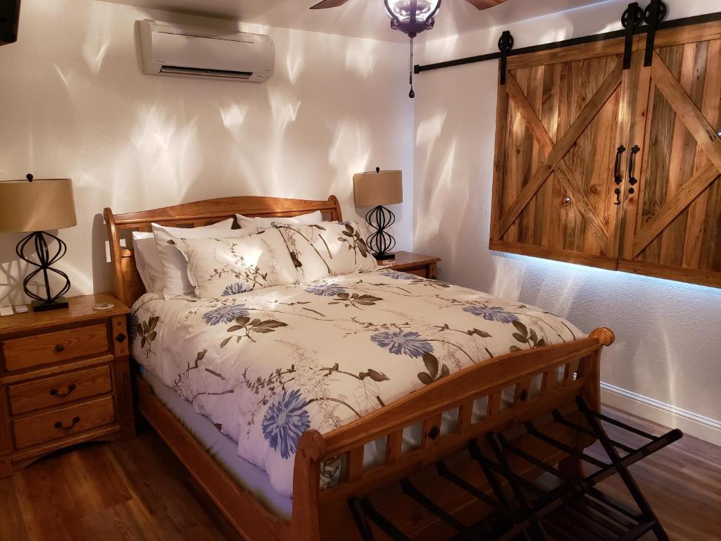 科斯戈尔德Yosemite Foothill Retreat - Private Guest Suite #3的一间卧室配有一张带木制床头板的床