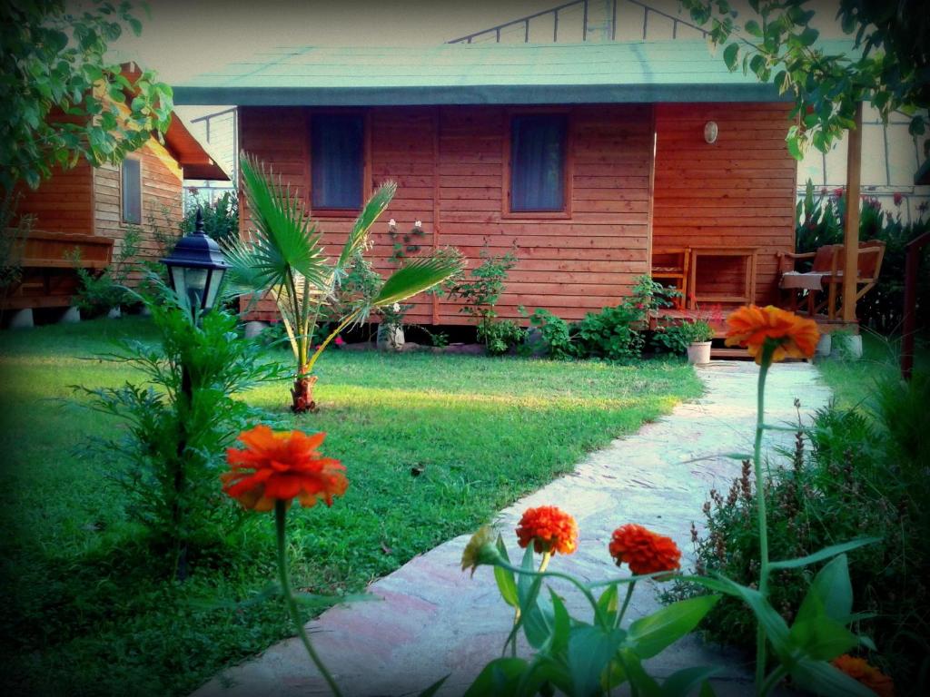 契拉勒色拉畔斯永旅馆的庭院里种有橙花的花园的房子