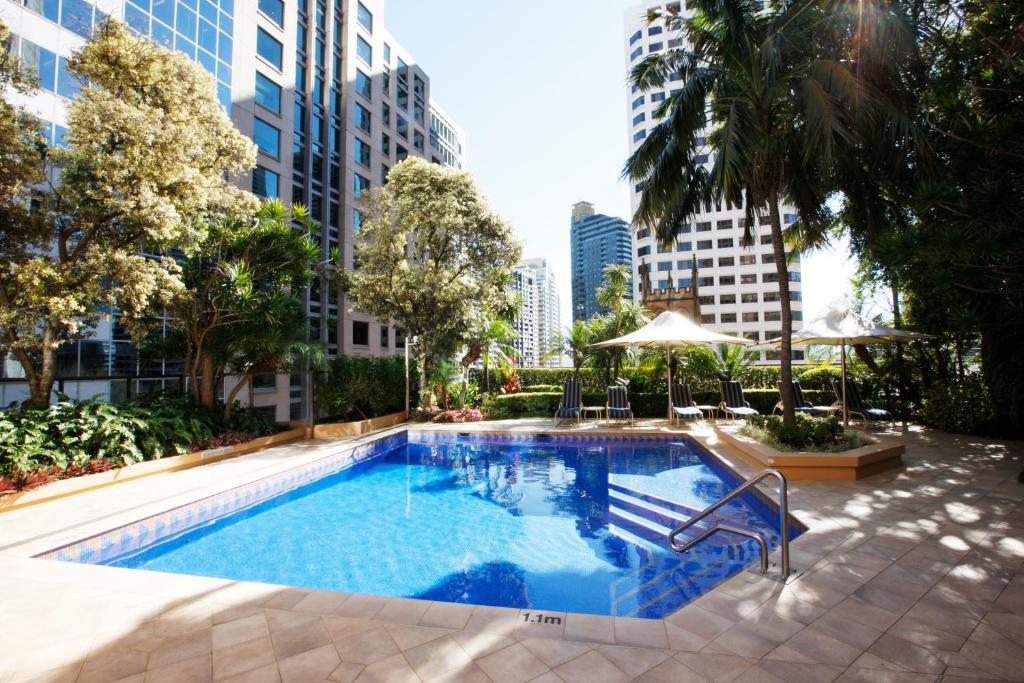 悉尼瑞雅国际酒店约克酒店的一座位于高楼城市的游泳池