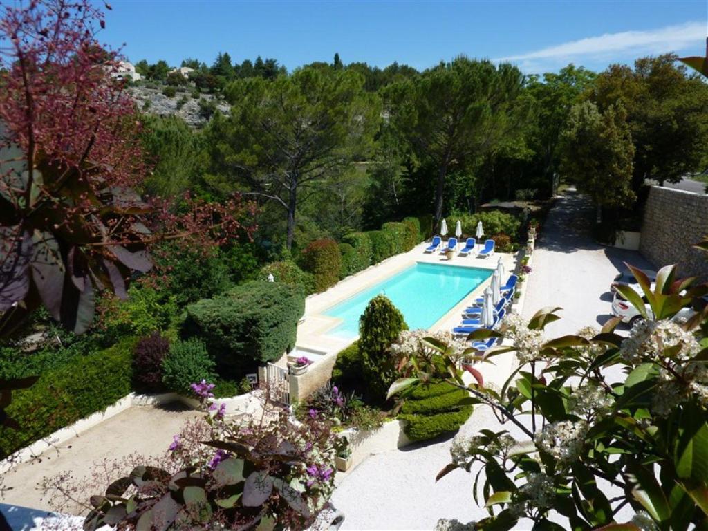 格雷乌莱班Résidence Les Écureuils的花园游泳池的顶部景色