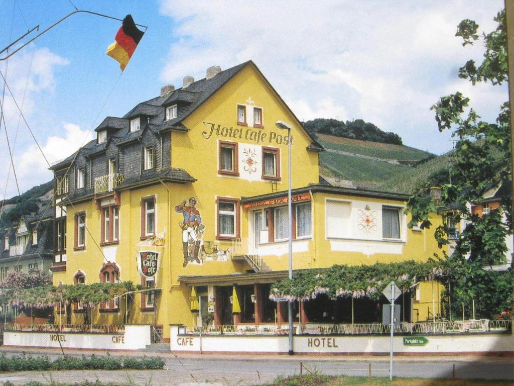 吕德斯海姆咖啡博斯特酒店的前面有风筝的黄色建筑