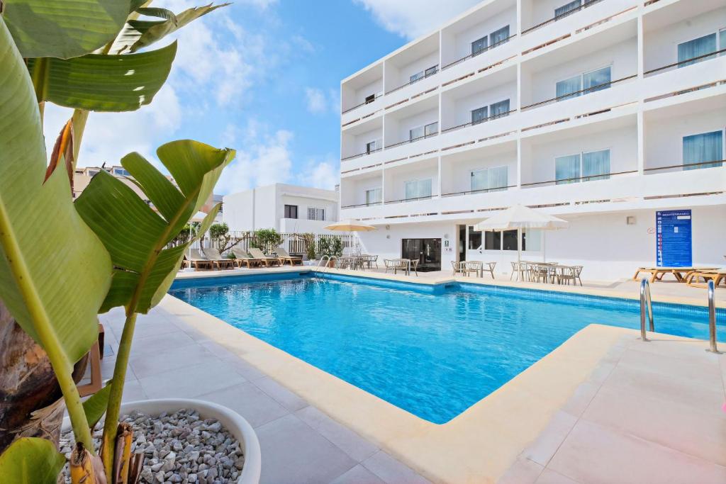 圣埃乌拉利亚阿祖拉尼地中海酒店的酒店前的游泳池