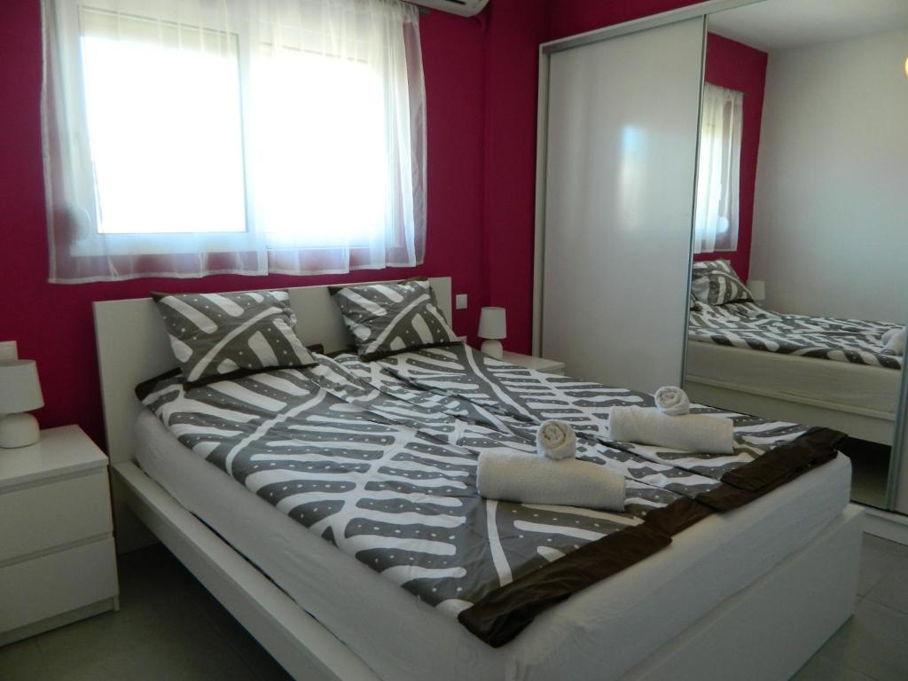 KalithiesKalithies apartment的一间卧室配有一张带镜子的大床