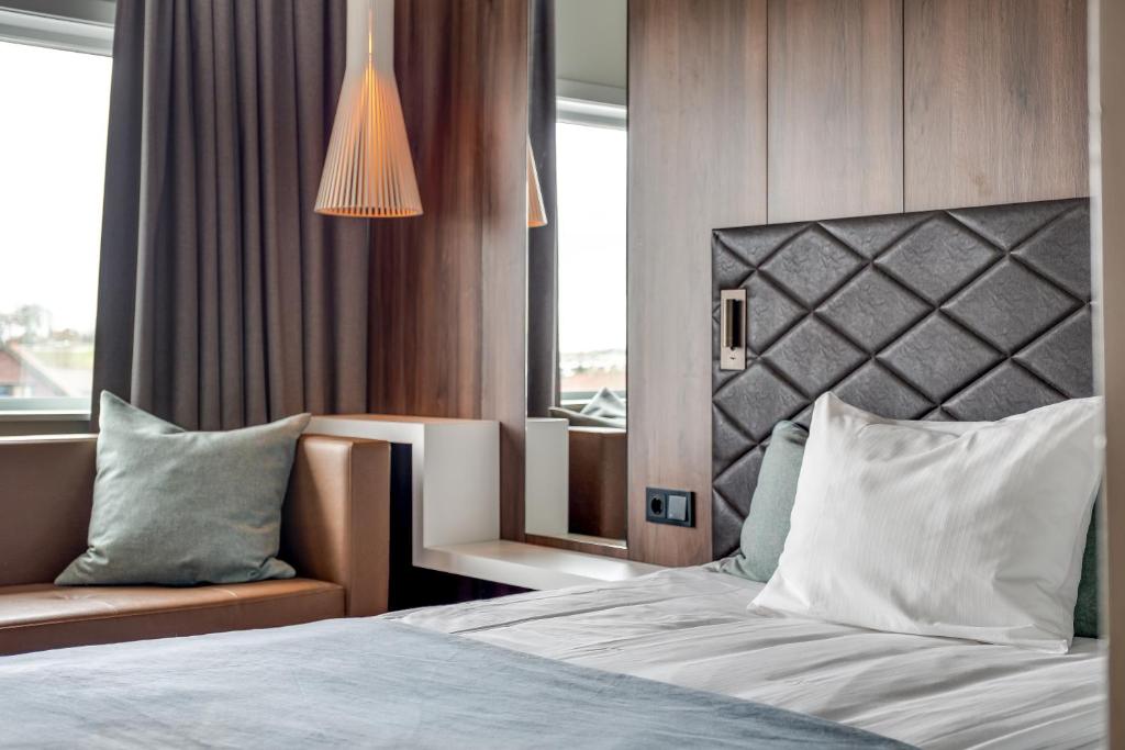 索拉斯塔万格机场品质酒店的酒店客房设有床和窗户。