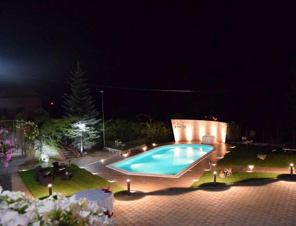 圣焦万尼因菲奥雷La Quercia B&B的夜间在院子里的游泳池