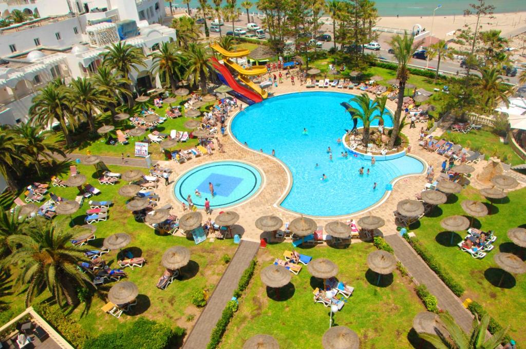 莫纳斯提尔Hotel El Habib Monastir的享有度假村游泳池的顶部景致
