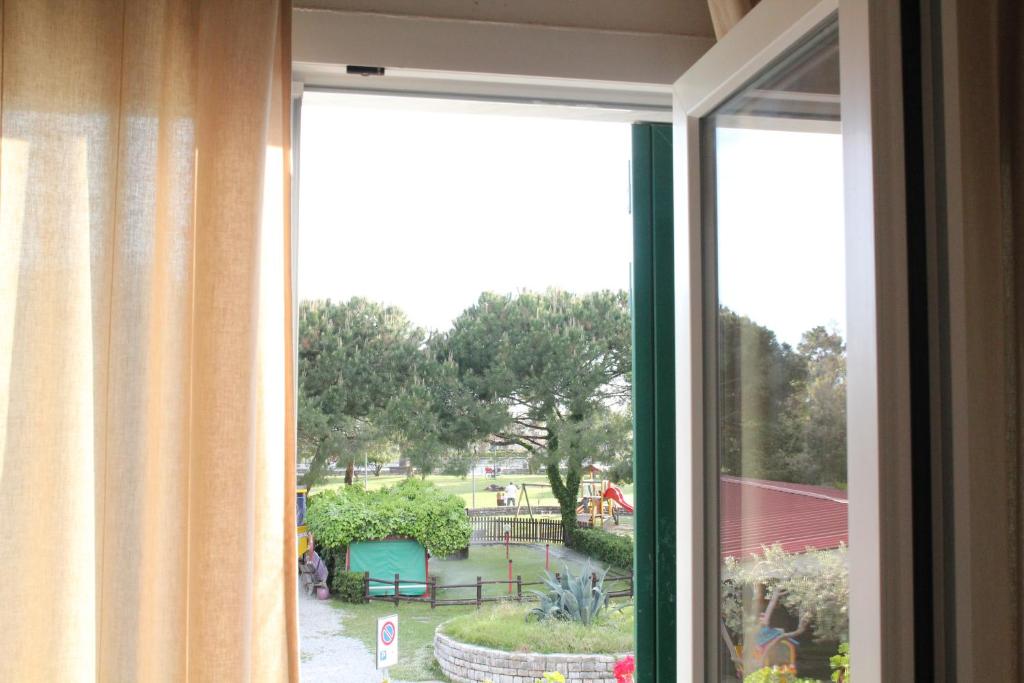 马萨Appartamenti La corte al Mare的享有公园景致的开放式窗户