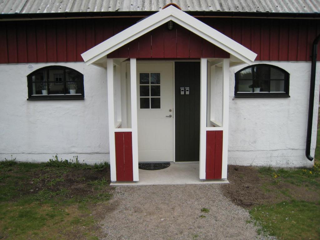 Fegenstixered fegen的白色的红色谷仓,有白色的门