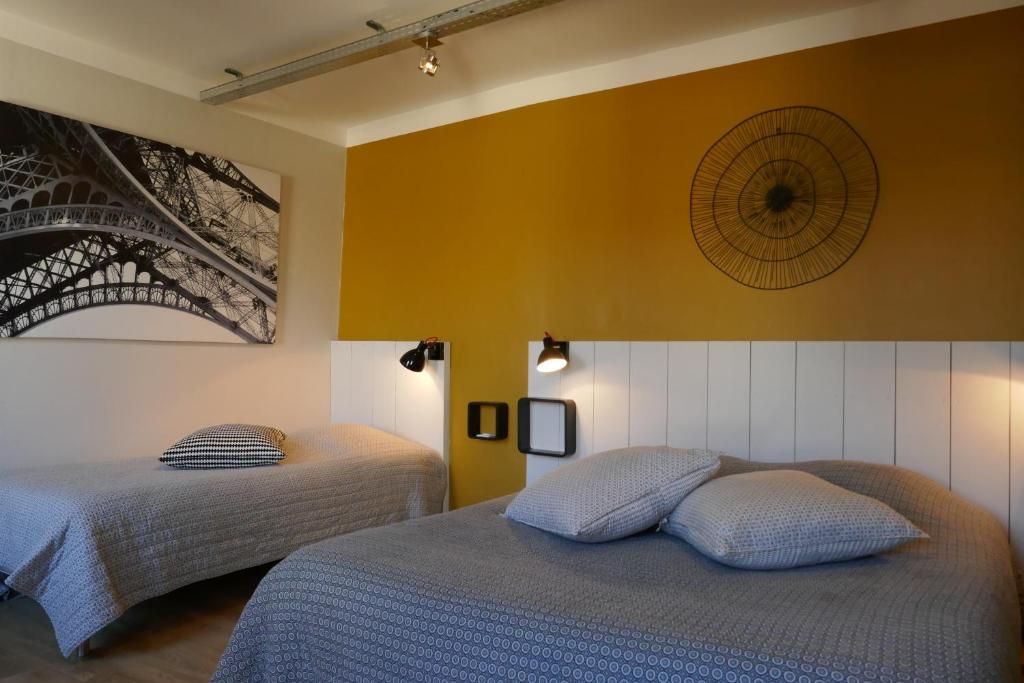 圣雷米普罗旺斯Le Sommeil des Fées的一间卧室设有两张床和黄色的墙壁